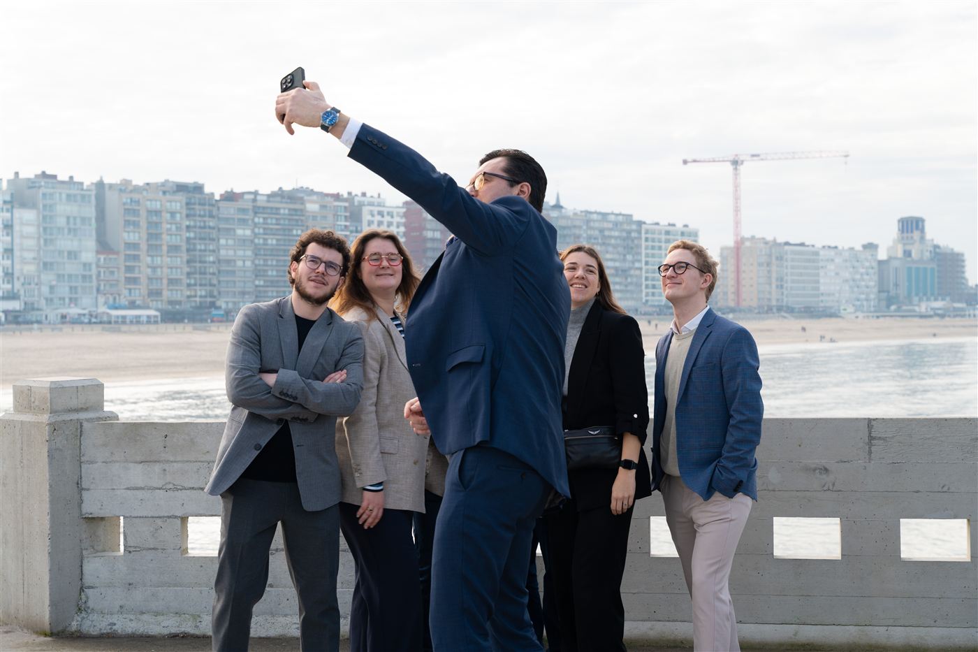 Team Blankenberge maakt een selfie op de dijk
