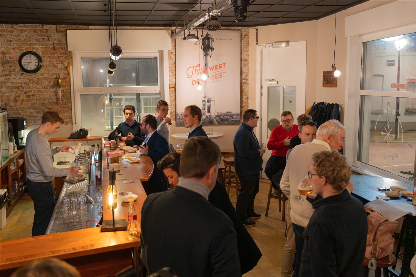 Een volle toog tijdens Café Jongliberaal