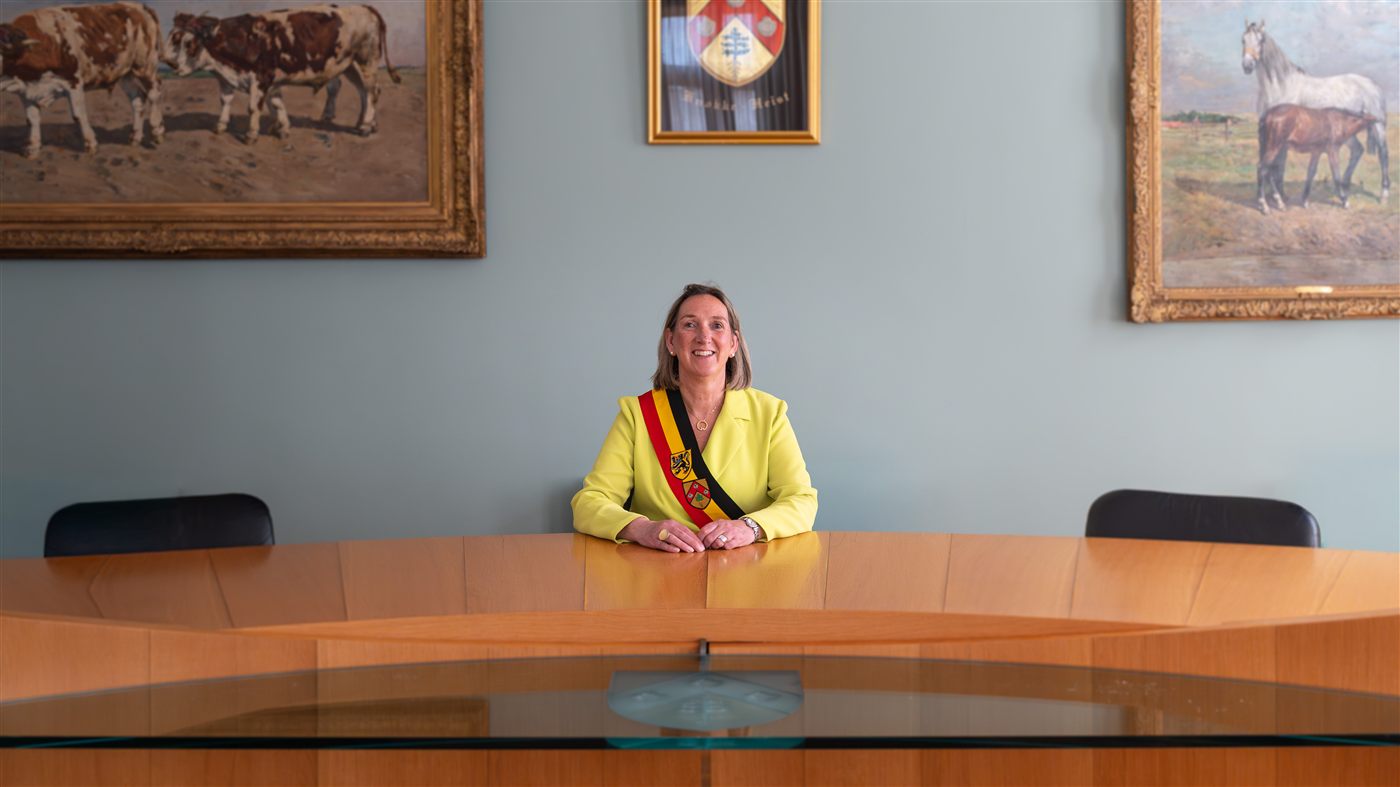 De burgemeester van Knokke-Heist in de raadzaal